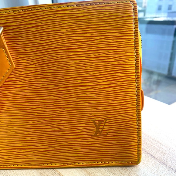 Authentic Louis Vuitton Epi Sac Triangle Tassil Purse - Picture 2 of 5